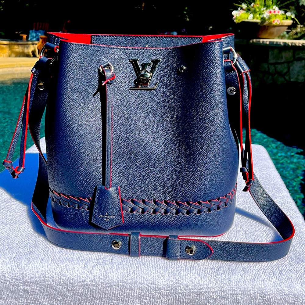 Louis Vuitton Lockme Braided Bucket Bag - Picture 4 of 17